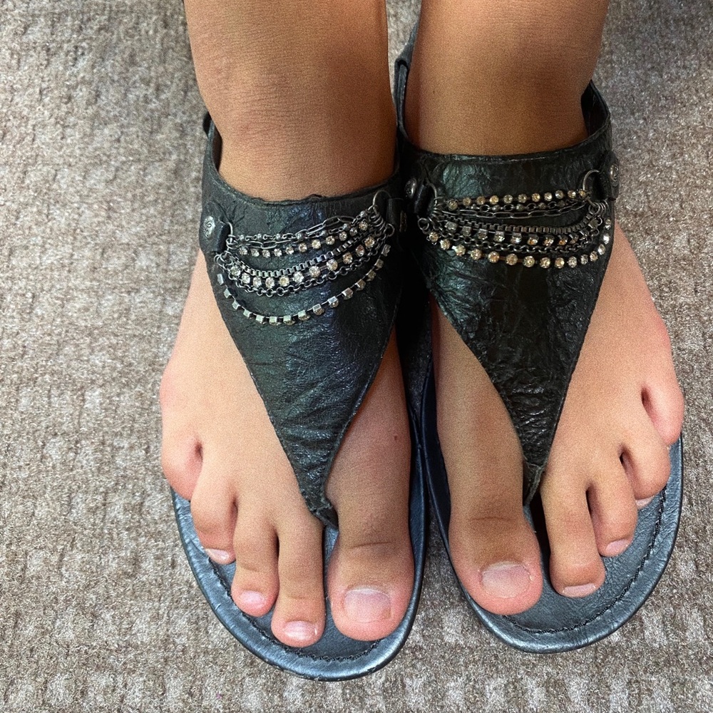 Vera wang thong sandal